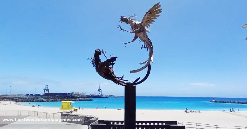 Escultura Pelea de Gallos - GUÍA DE FUERTEVENTURA