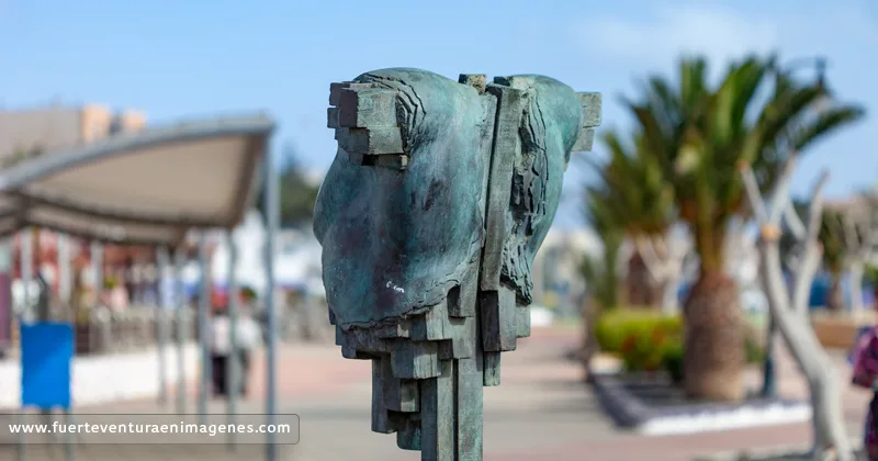 Escultura: Torso – Puerto del Rosario - GUÍA DE FUERTEVENTURA