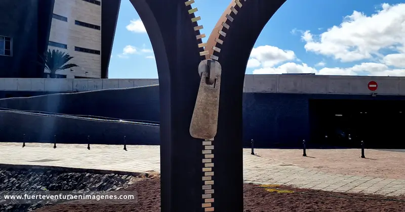 Escultura: El Deseo de Espaldas