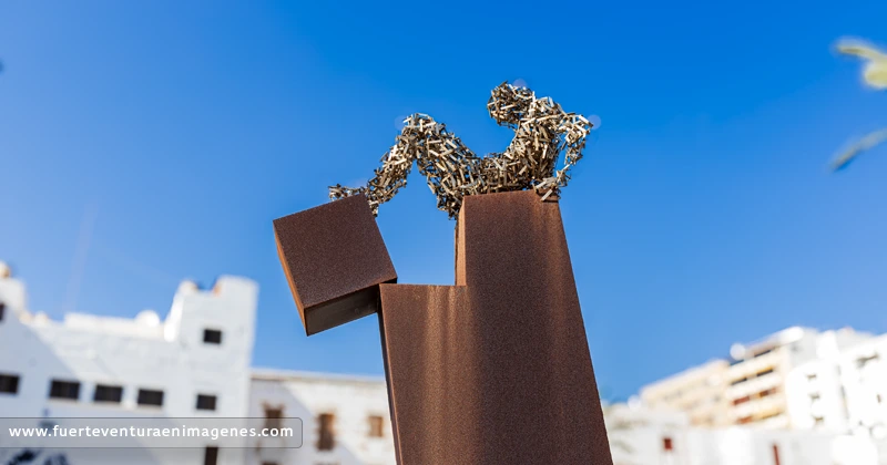 Escultura Deconstrución X – Puerto del Rosario - GUÍA DE FUERTEVENTURA