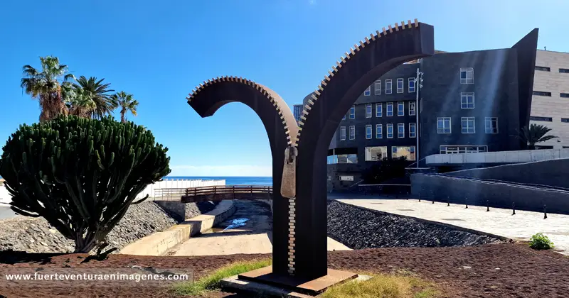 Escultura: El Deseo de Espaldas - GUÍA DE FUERTEVENTURA