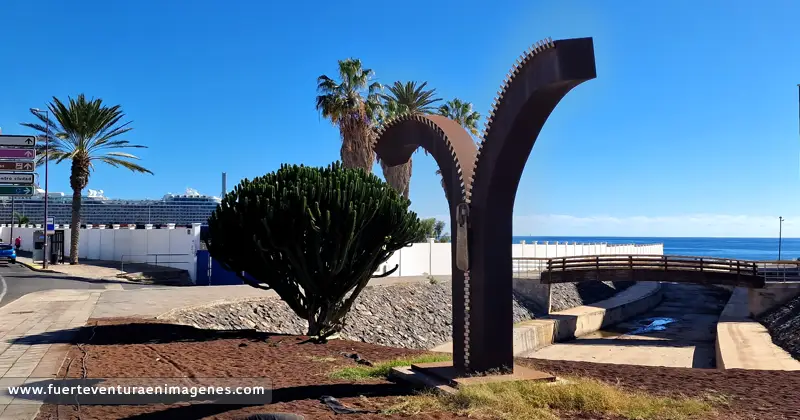 Escultura: El Deseo de Espaldas