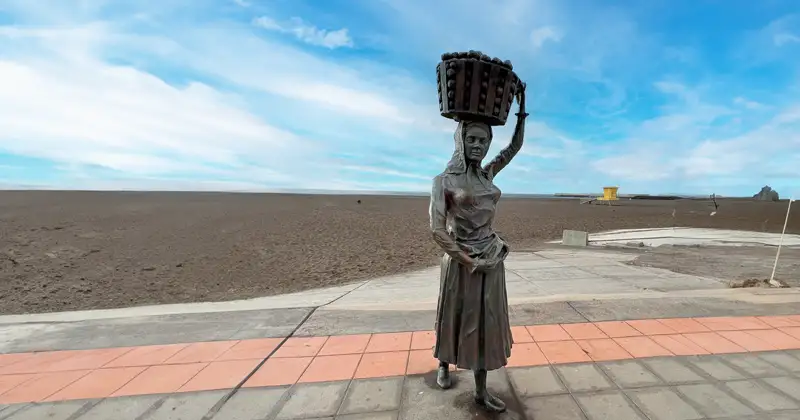 ✓ Escultura: La zafra del tomate | Fuerteventura en Imágenes