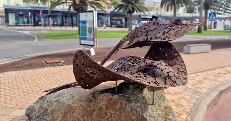 Escultura Stingray Dance: Baile de Mantarrayas - GUÍA DE FUERTEVENTURA