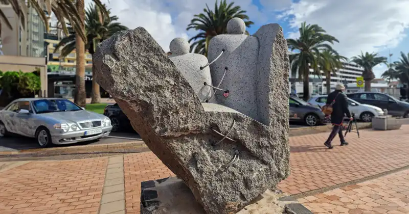 Esculturas de Morro Jable: Stitched (Cosidos) - GUÍA DE FUERTEVENTURA