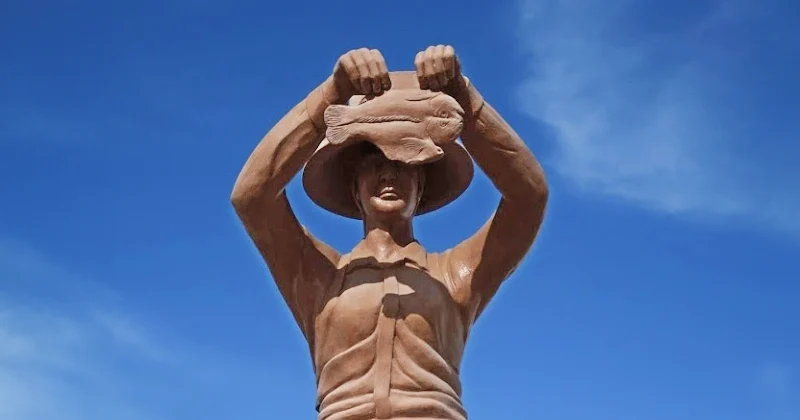 Escultura jareando pescado - GUÍA DE FUERTEVENTURA