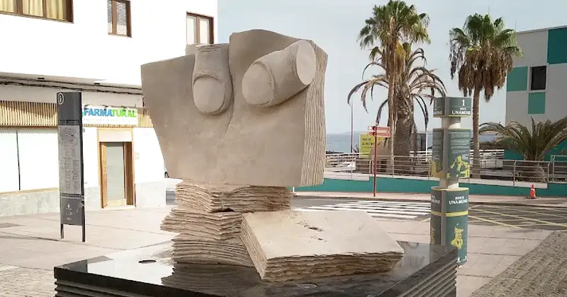 Escultura Libros y Dedos