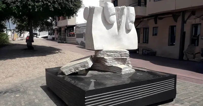 Escultura Libros y Dedos