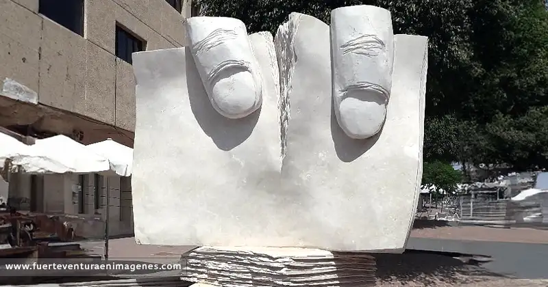 Escultura Libros y Dedos - GUÍA DE FUERTEVENTURA