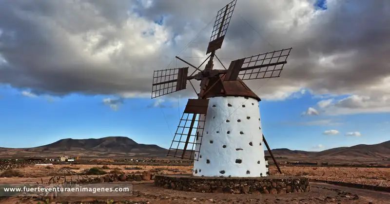 El Molino de El Roque: guardián del viento y la tradición