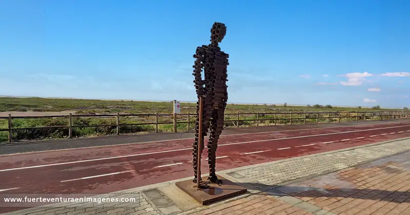 Escultura: Hombre de pie junto al camino - GUÍA DE FUERTEVENTURA