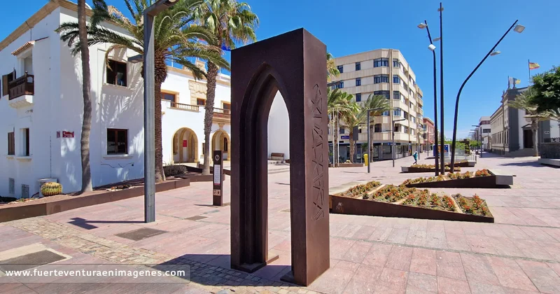 Escultura Puerta del Rosario - GUÍA DE FUERTEVENTURA