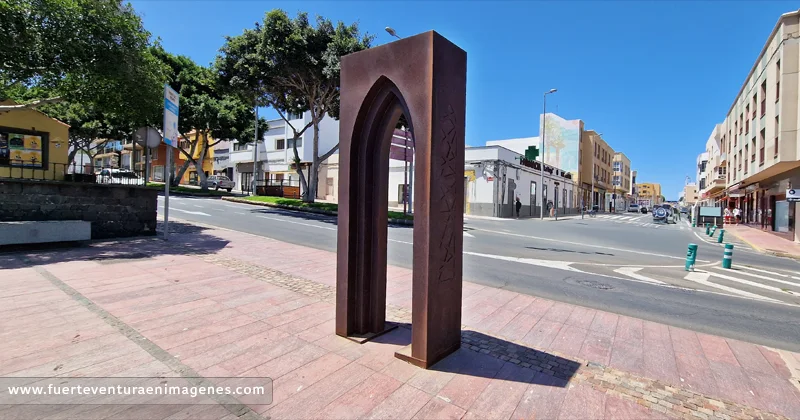 Escultura Puerta del Rosario