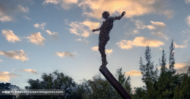 ESCULTURA JUGANDO CON EL VIENTO