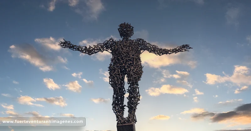 ESCULTURA JUGANDO CON EL VIENTO