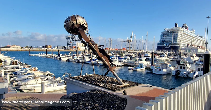 Escultura Medusa: La danza metálica sobre el Atlántico