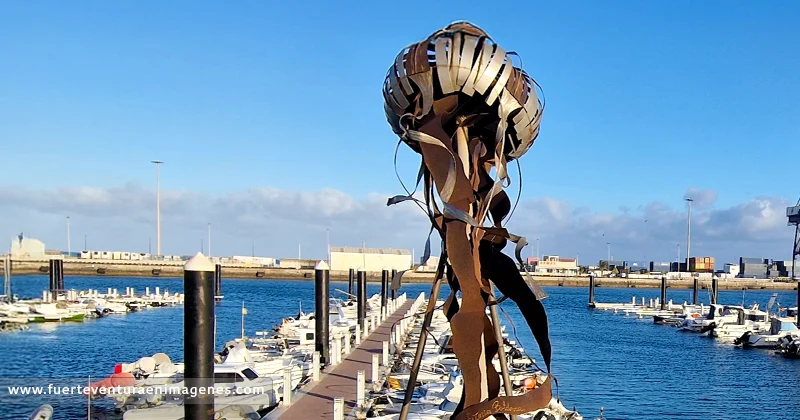 Escultura Medusa: La danza metálica sobre el Atlántico