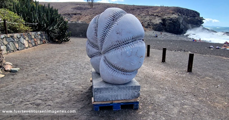 Esculturas de Ajuy: Concha de erizo marino - GUÍA DE FUERTEVENTURA