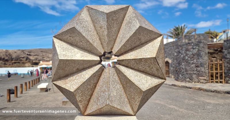 Geometría viva frente a la Playa de Ajuy - GUÍA DE FUERTEVENTURA