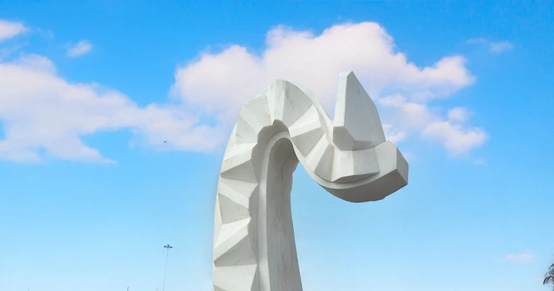 La serpiente geométrica: ecos de Quetzalcóatl junto al mar