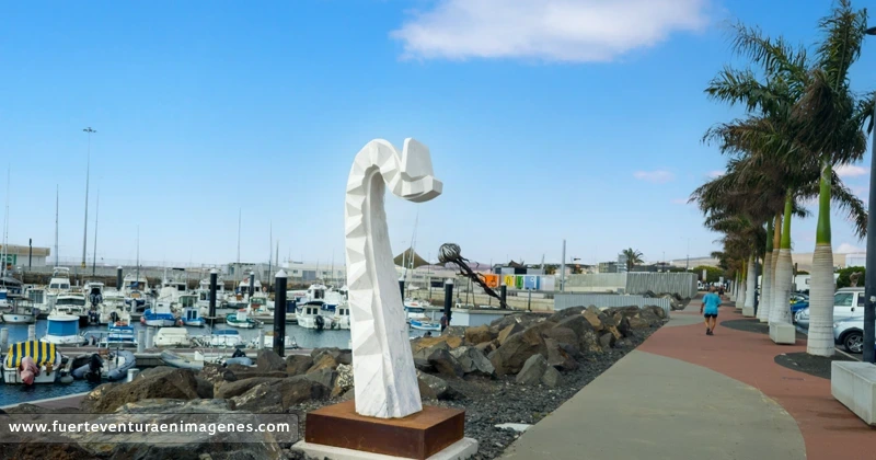 La serpiente geométrica: ecos de Quetzalcóatl junto al mar