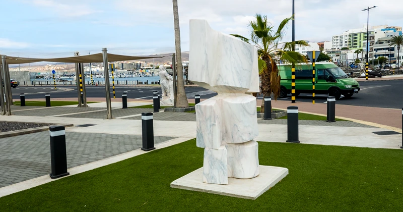 Escultura de Olena Dodatko en Puerto del Rosario