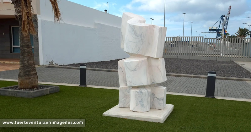 Escultura de Olena Dodatko en Puerto del Rosario