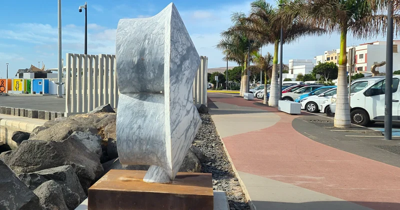 Reflexiones compartidas: un diálogo de mármol frente al mar