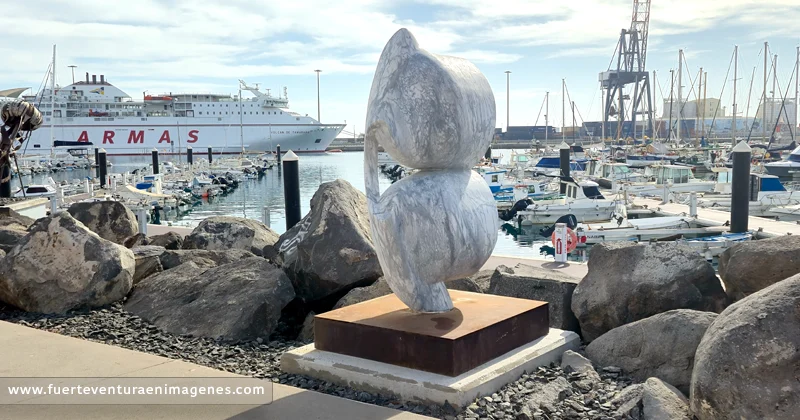 Reflexiones compartidas: un diálogo de mármol frente al mar