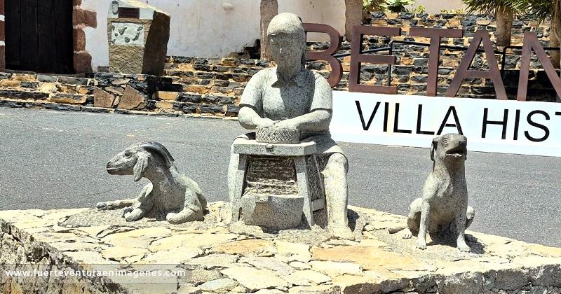 La escultura que homenajea a los artesanos del queso majorero en Betancuria.
