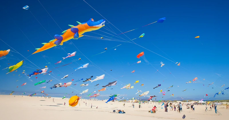 El cielo de Fuerteventura se llena de sueños: Festival Internacional de Cometas de Corralejo