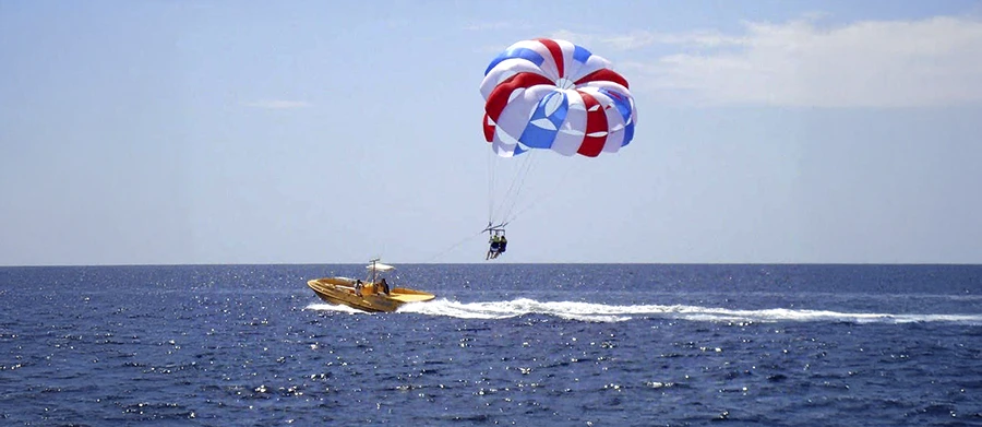 Aventura de parasailing en Playa Blanca