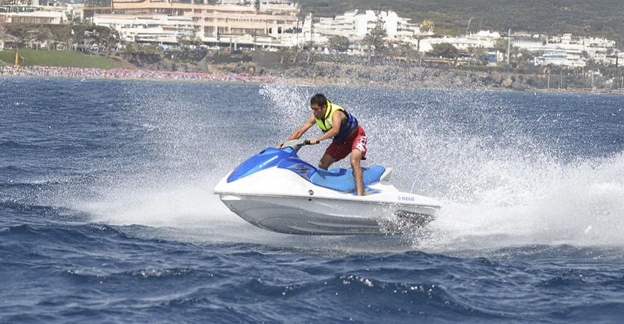 Ruta en moto acuática por la costa de Playa Blanca