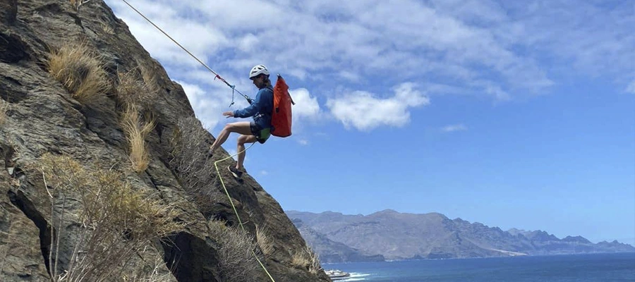 Coasteering Extremo en Agaete: Saltos, Rápel y Vía Ferrata en la Costa de Gran Canaria