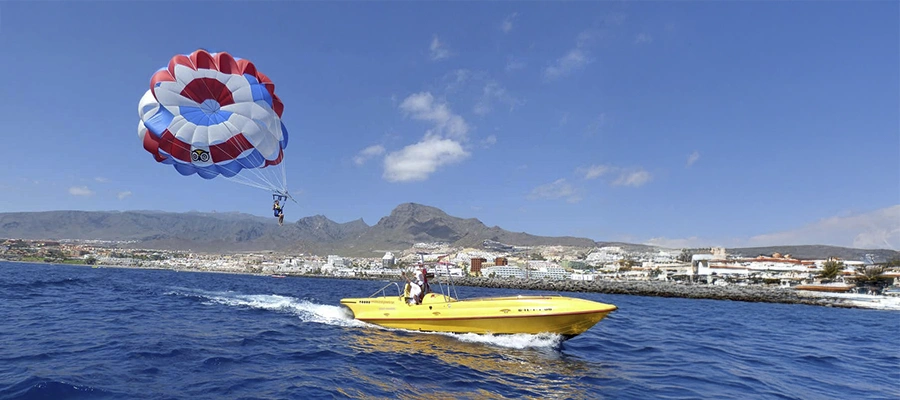 Vista de la Parasailing en Costa Adeje en Fuerteventura