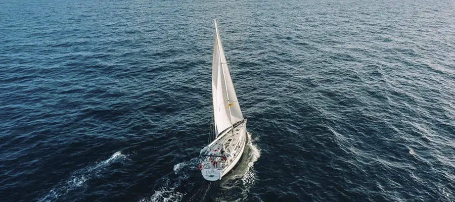 Travesía en Velero: El Hogar de los Calderones en Costa Adeje