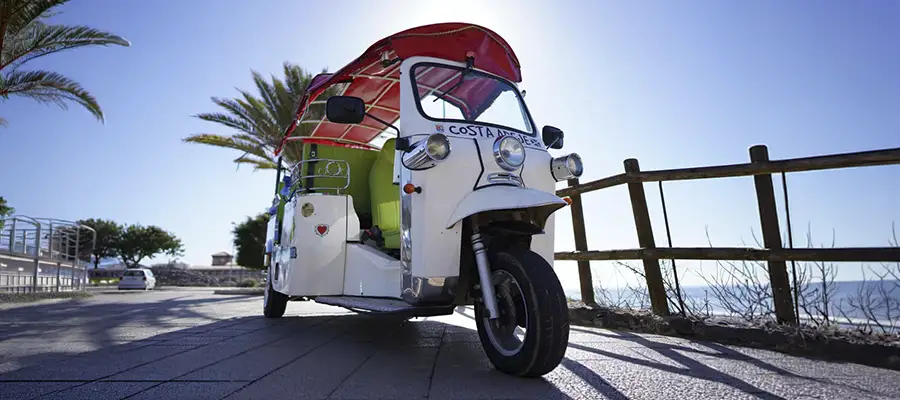 Vista de la Tour en tuk tuk por Costa Adeje en Fuerteventura