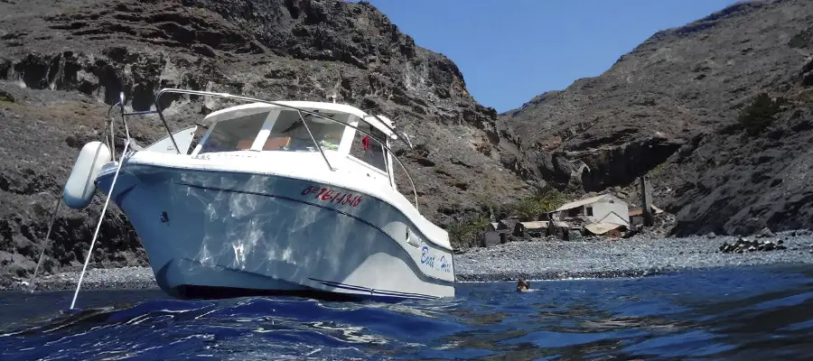 Alquiler de barco con patrón en Playa Santiago