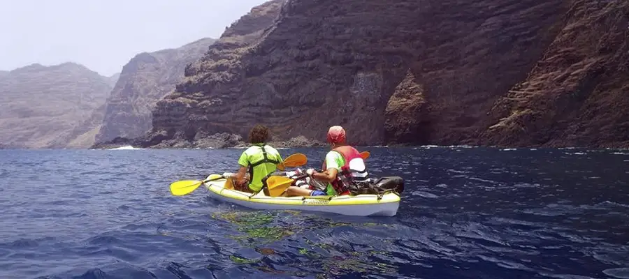 Kayaks listos para alquilar en Playa Santiago, La Gomera