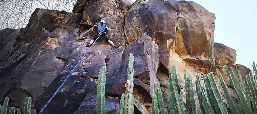 Escalada Deportiva en Costa Adeje: Desafío Vertical en el Sur