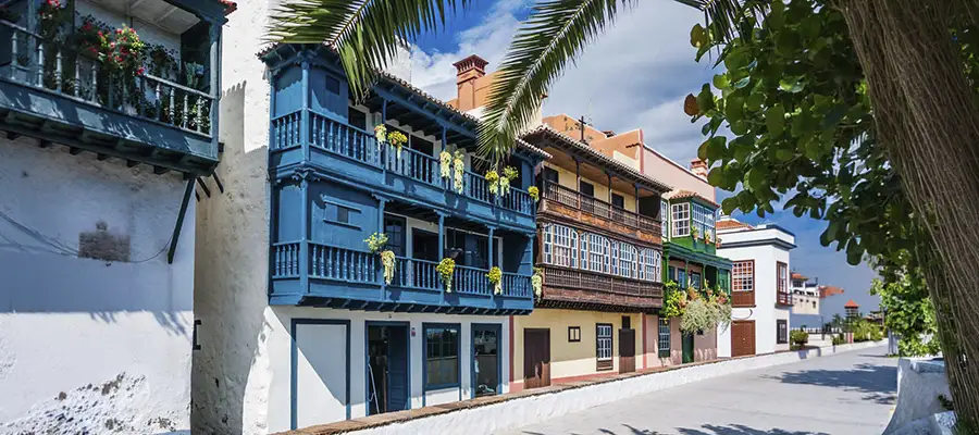 Guía explicando la historia de los balcones de Santa Cruz de La Palma