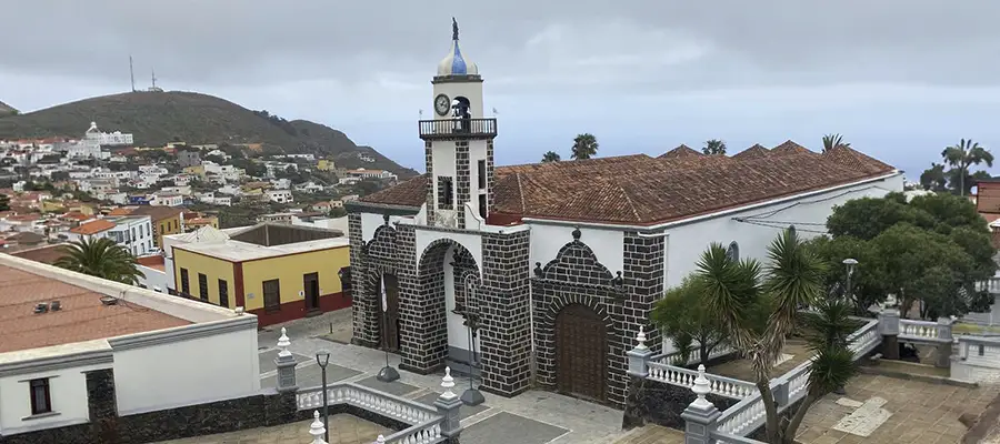 Grupo de turistas en un free tour por Valverde