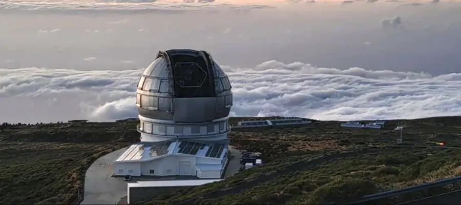 Telescopios en el Roque de los Muchachos bajo las estrellas