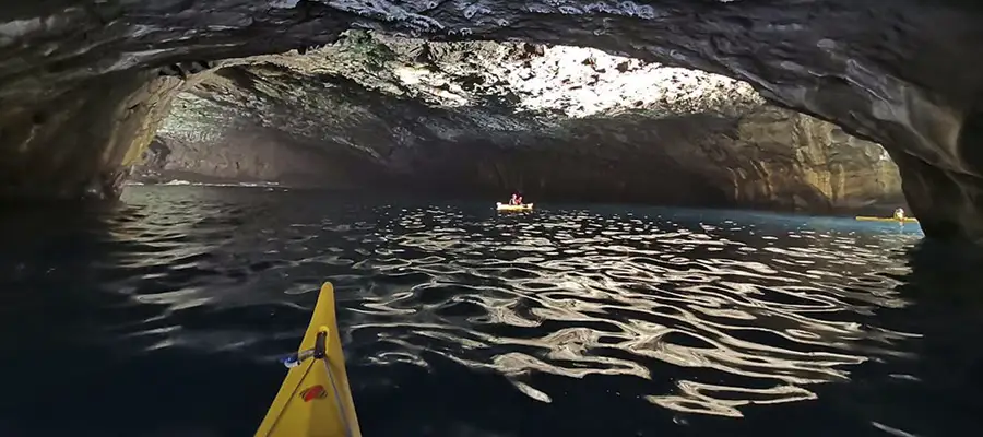 Grupo de kayaks entrando en la majestuosa Cueva Bonita en la costa de La Palma