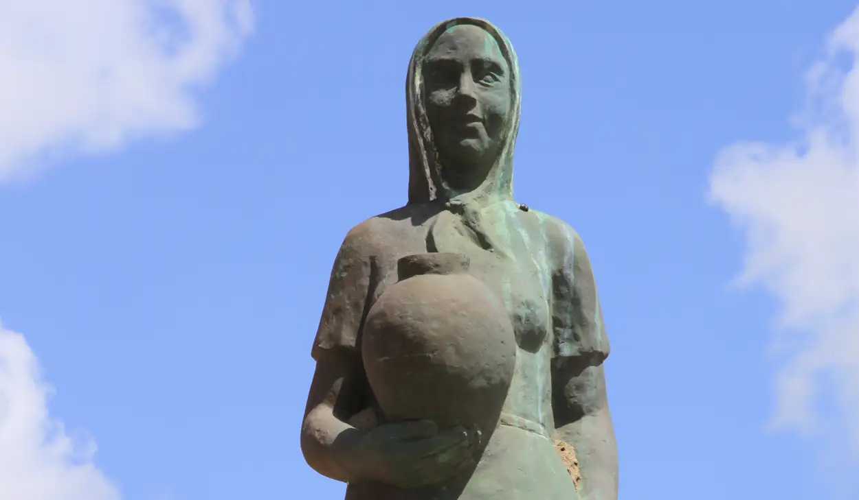 Escultura homenaje a las loceras trashumantes