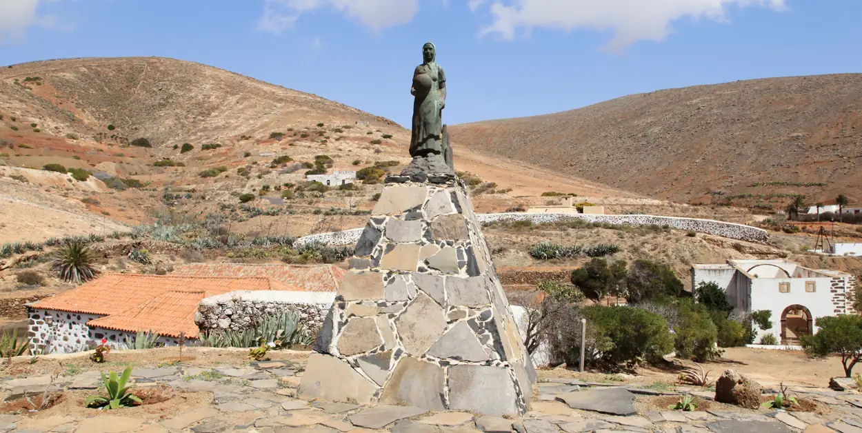 Escultura a Las Loceras Trashumantes de Fuerteventura