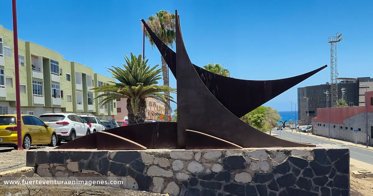 Escultura Can Lunar en Puerto del Rosario - GUÍA DE FUERTEVENTURA